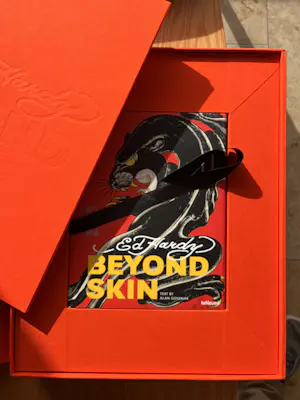 Ed Hardy - Collector's Edition "Beyond Skin" - Uitzonderlijke aanbieding! kopen? Bied vanaf 425!