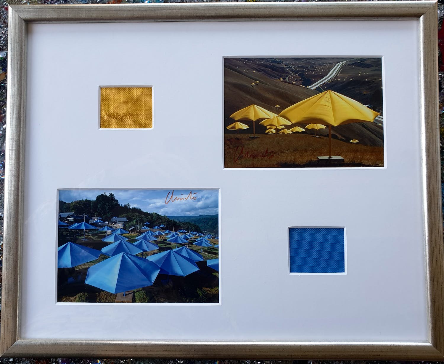Christo - Artcards en stof "The Umbrellas" - Ingelijst 35 x 43 cm - Gesigneerd verkocht voor € 125!