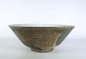 Dirk Hubers - Aardewerk, Sgrafitto schaal op voet kopen? Bied vanaf 100!