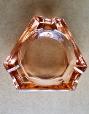 Niet of onleesbaar gesigneerd - Set decoratieve gekleurd glazen Asbakjes - 60-er jaren kopen? Bied vanaf 1!