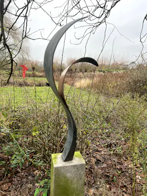 John Spek - mooi abstract bronzen beeld op een hoge dunnen sokkel van steen kopen? Bied vanaf 200!