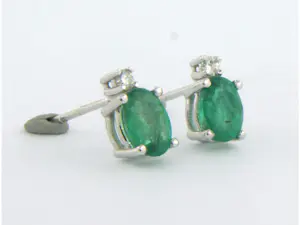 18k gouden oorbellen met smaragd en diamant 0.08 ct kopen? Bied vanaf 500!