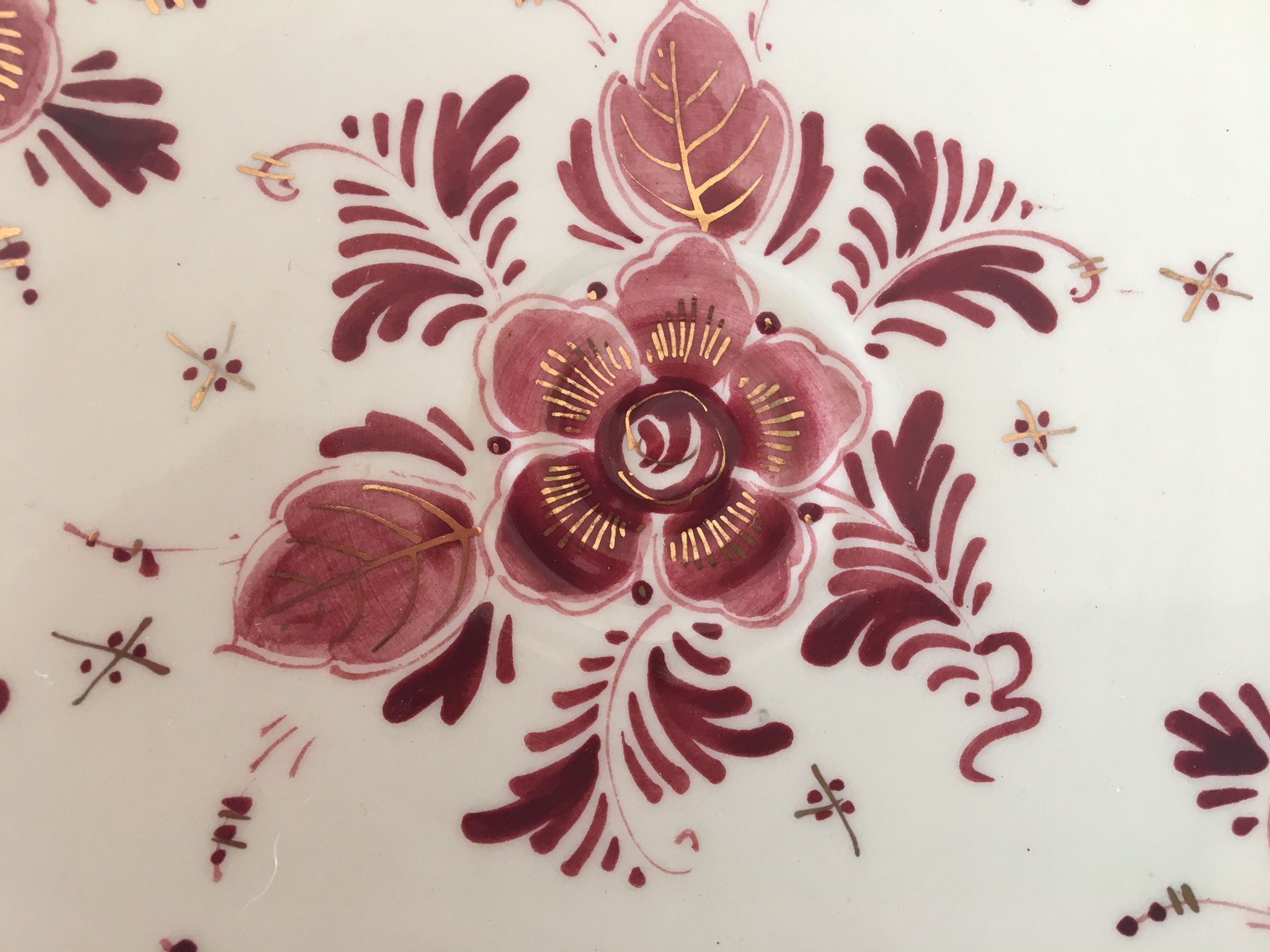 Kunstaardewerkfabriek Regina - vier platelen gebaksbordjes en twee pindaschaaltjes Delfts Rood kopen? Bied vanaf 1!