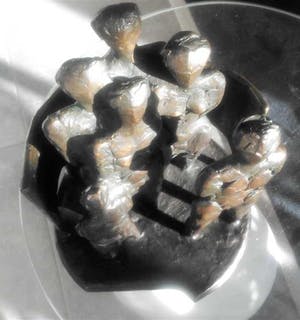 Brons (Onbekend) - Man vrouwen en kind in omheining kopen? Bied vanaf 109!