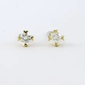 Acheter18k geelgouden solitair oorknoppen bezet met briljant geslepen diamant 0,24ct? Enchérissez de 290!