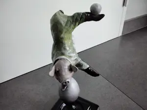 Eugene Peters - Balancerend varken kopen? Bied vanaf 270!