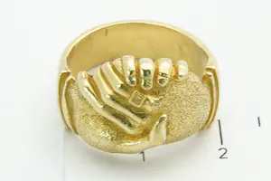 81 - Mooi gedetailleerde 18 krt geel gouden Surinaamse vriendschapsring kopen? Bied vanaf 465!