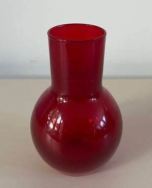 Niet of onleesbaar gesigneerd - Vintage robijn rood schoorsteen glazen vaasje kopen? Bied vanaf 1!
