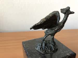 Klaas van den Berg - Prachtig bronzen beeldje van vogel op zwart marmeren sokkel. verkocht voor € 65!