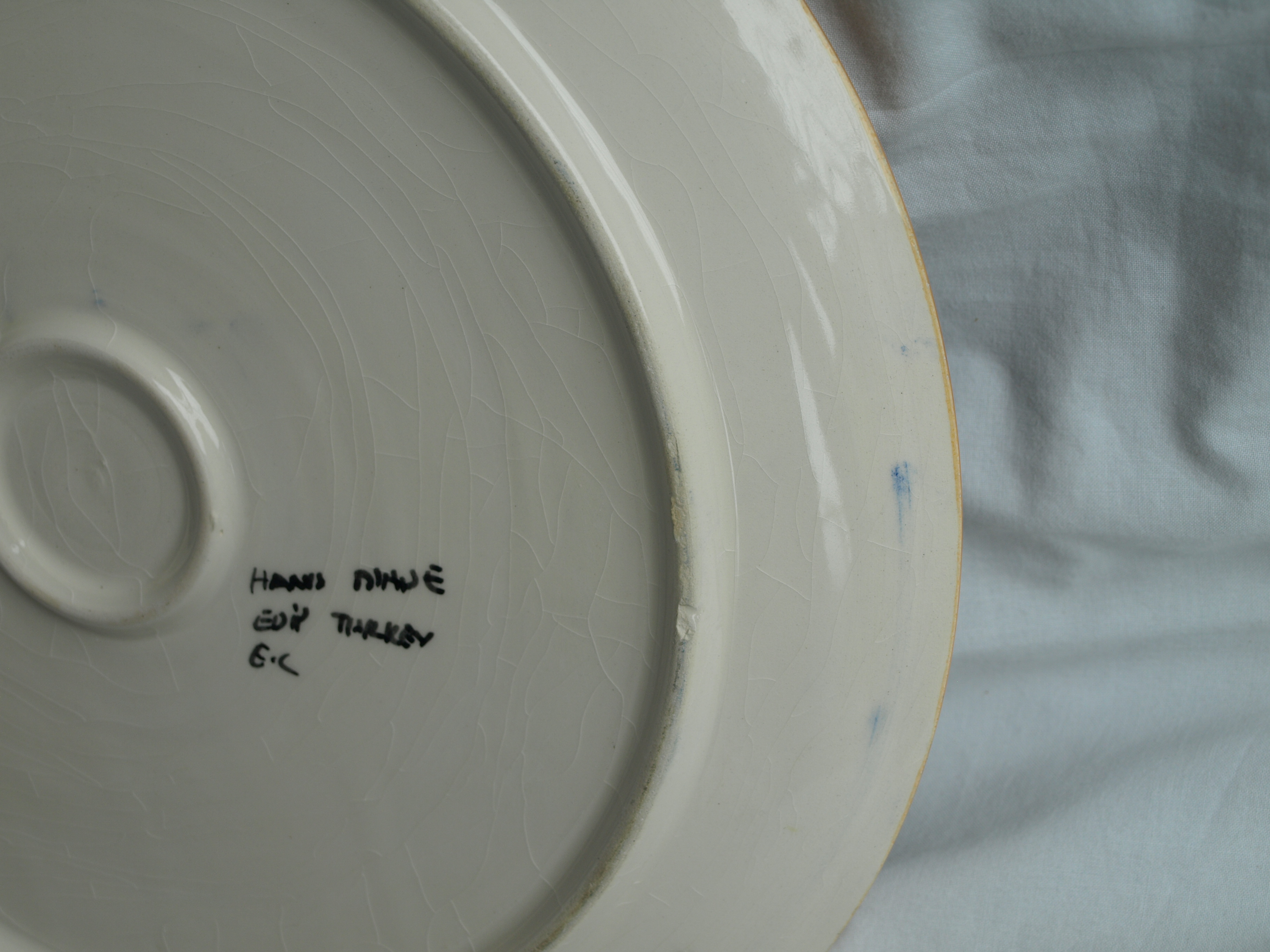 Niet of onleesbaar gesigneerd - Aardewerk, Bord , Fantasiedier met stekels – handgemaakt en gesigneerd  kopen? Bied vanaf 1!