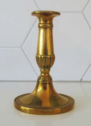 Niet of onleesbaar gesigneerd - Antieke Engelse Messing kandelaar verkocht voor € 1!