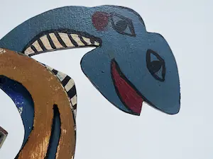 John Lie a Fo - Uniek houten sculptuur | 'Figuur met slang' | 1997 (ZELDZAAM) kopen? Bied vanaf 1!