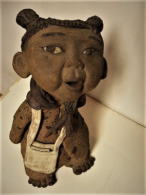 Niet of onleesbaar gesigneerd - Groot Chinees Henan Xinxiang aardewerk beeld "Meisje met tas" gesigneerd kopen? Bied vanaf 1!