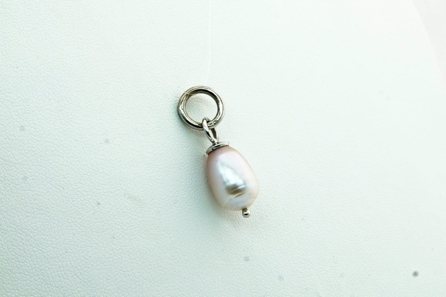 47 - Chique 14 Krt wit gouden hanger met druppelvormige parel kopen? Bied vanaf 80!