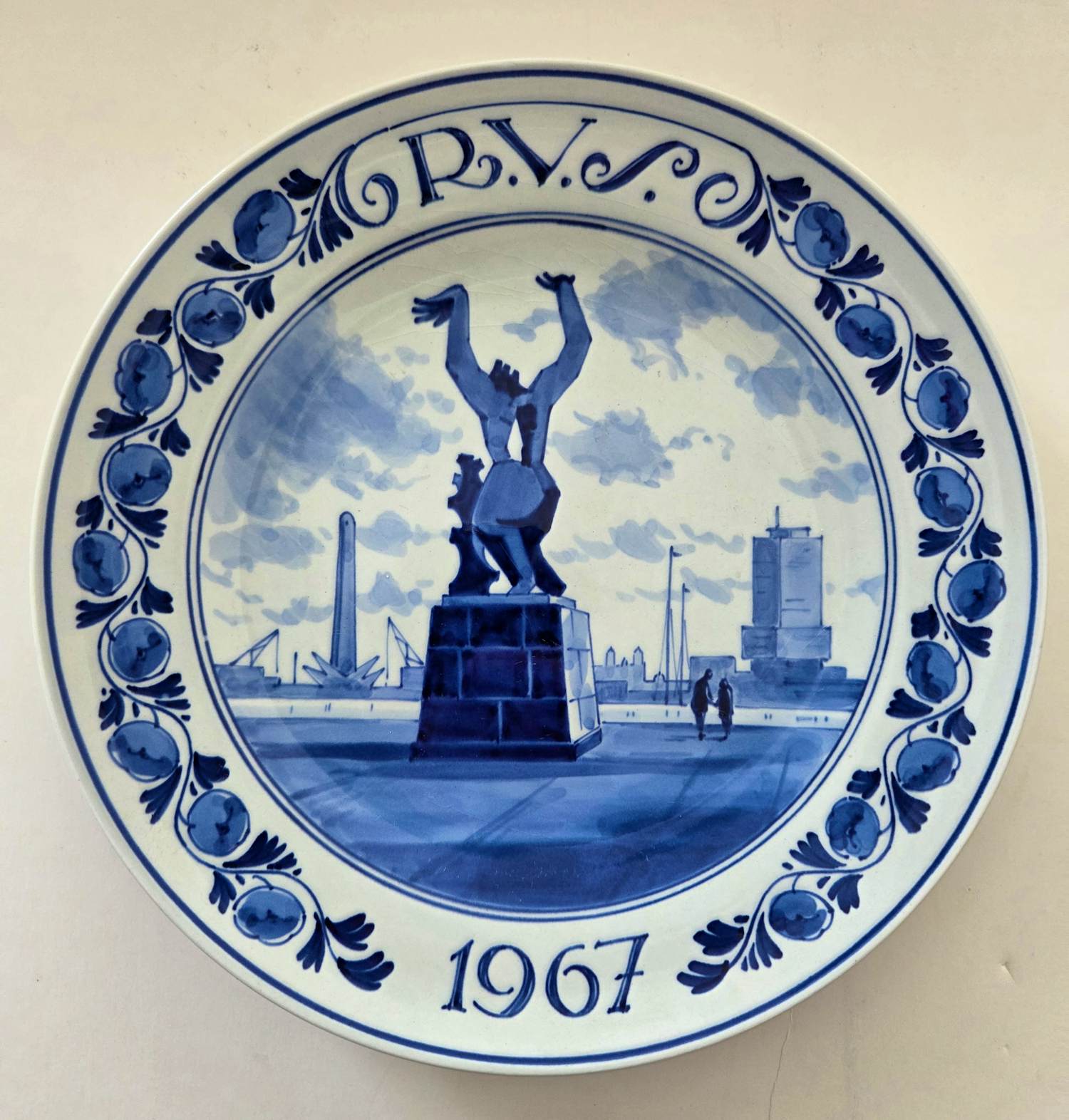 Ossip Zadkine - Verwoeste stad. Bord met afbeelding van beroemd beeld. kopen? Bied vanaf 49!