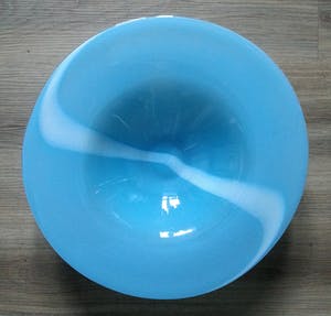 Niet of onleesbaar gesigneerd - Licht blauwe glazen vaas kopen? Bied vanaf 10!