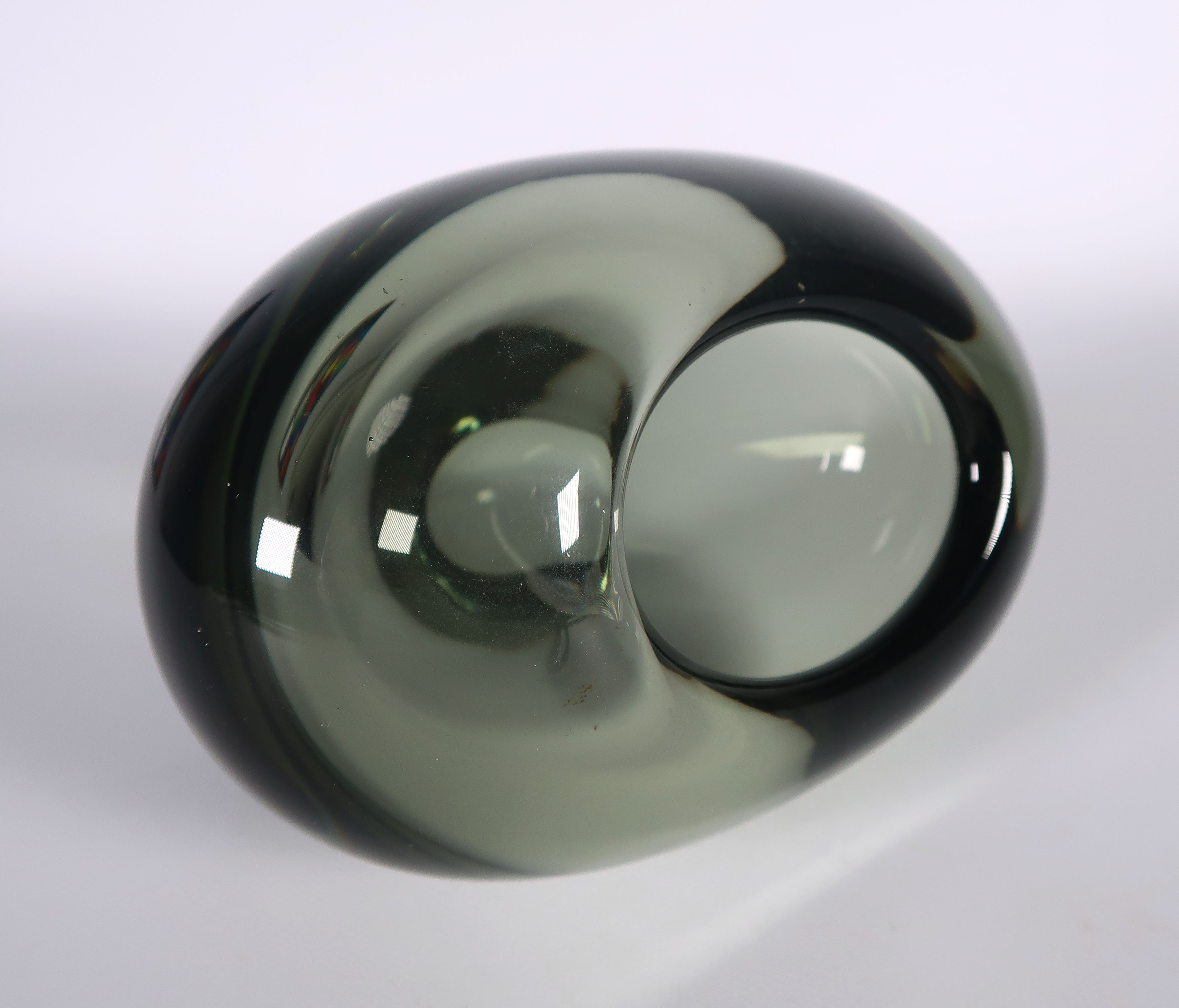 Per Lutken - Kristalglas, Grijsgroen vaasje, uitgevoerd door Holmegaard kopen? Bied vanaf 1!