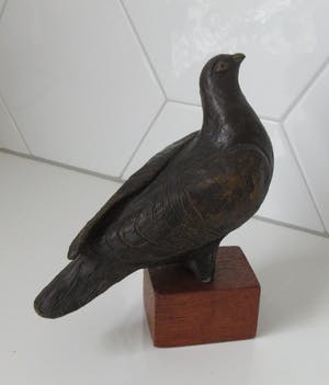 Niet of onleesbaar gesigneerd - Plastiek van een bronzen Duif op teakhouten sokkel kopen? Bied vanaf 10!