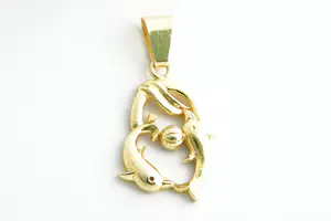 37 - Fraai gedetailleerde 18 Krt geel-gouden "Dolfijnen met bal" hanger kopen? Bied vanaf 210!