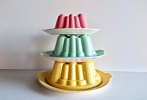 Firma Regout & Co - Antieke Puddingvormen met schotel - 3 kleuren (!)- Stapelbaar - Gemerkt kopen? Bied vanaf 129!