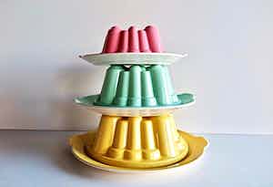 Firma Regout & Co - Antieke Puddingvormen met schotel - 3 kleuren (!)- Stapelbaar - Gemerkt verkocht voor € 129!