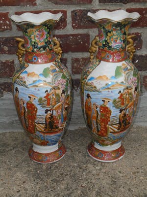 Niet of onleesbaar gesigneerd - 2 bijna identieke vazen kopen? Bied vanaf 1!