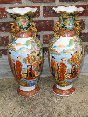 Niet of onleesbaar gesigneerd - 2 bijna identieke vazen verkocht voor € 1!