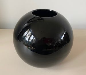 Keramiekfabriek Velsen - Zwarte Kogelvaas kopen? Bied vanaf 1!