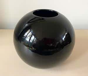 Keramiekfabriek Velsen - Zwarte Kogelvaas verkocht voor € 1!