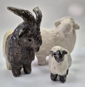 Ueli Schmutz - Olijke trio van 2 schaapjes en een steenbokje kopen? Bied vanaf 15!