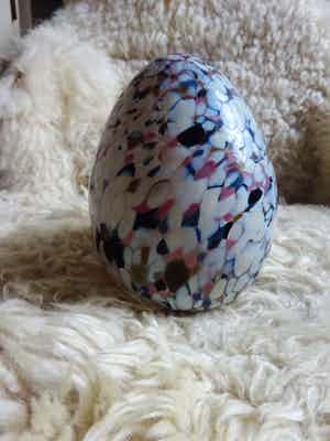 Kosta Boda - Monica Backstrom - kleurig gevlokt glazen ei verkocht voor € 75!