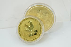 2438 - TWEE (2) 0.999 GOUDEN 100$ Australie "year of Rooster" munten (62.3 gr!) kopen? Bied vanaf 2460!