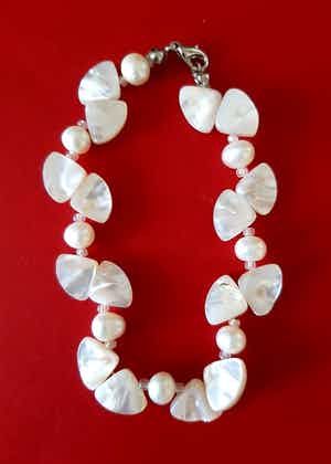 Niet of onleesbaar gesigneerd - Armband met parels verkocht voor € 1!