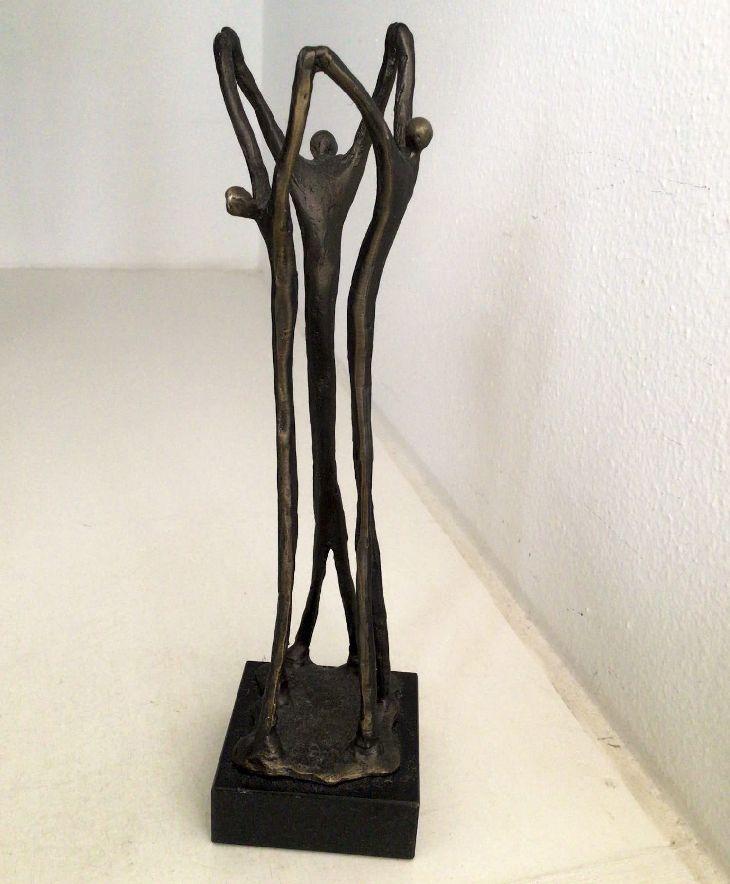 Corry Ammerlaan - Sculptuur “ GEBUNDELDE SAMENWERKING “. Gesigneerd kopen? Bied vanaf 1!