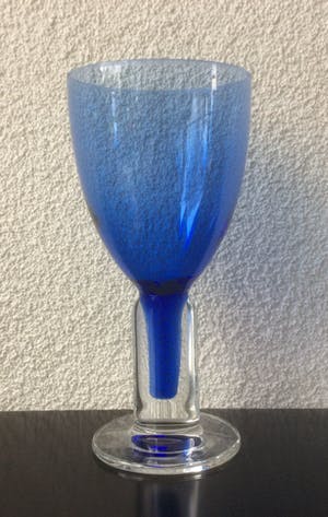 Niet of onleesbaar gesigneerd - DRIE BLAUWE DESIGN-GLAZEN kopen? Bied vanaf 1!