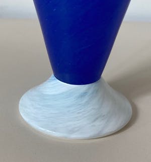 Niet of onleesbaar gesigneerd - Jema Boda Glasbruk - twee gekleurde vaasjes - A. Gray kopen? Bied vanaf 1!