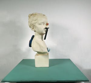 Reinier Lucassen - Assemblage met gipsen buste kopen? Bied vanaf 400!