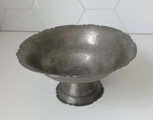 Curiosa - Gero - Hand gehamerde art deco tinnen schaal op voet kopen? Bied vanaf 1!