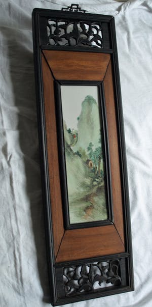 Curiosa - Keramieken tegel in gestoken houten paneel , Oosterse voorstelling kopen? Bied vanaf 1!