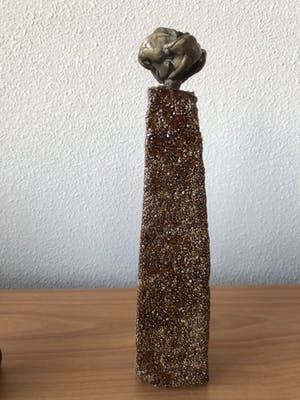 Jissy Keuenhof - 3 Moderne bronzen beelden op keramiek voet - in de vorm van een bloem. kopen? Bied vanaf 85!