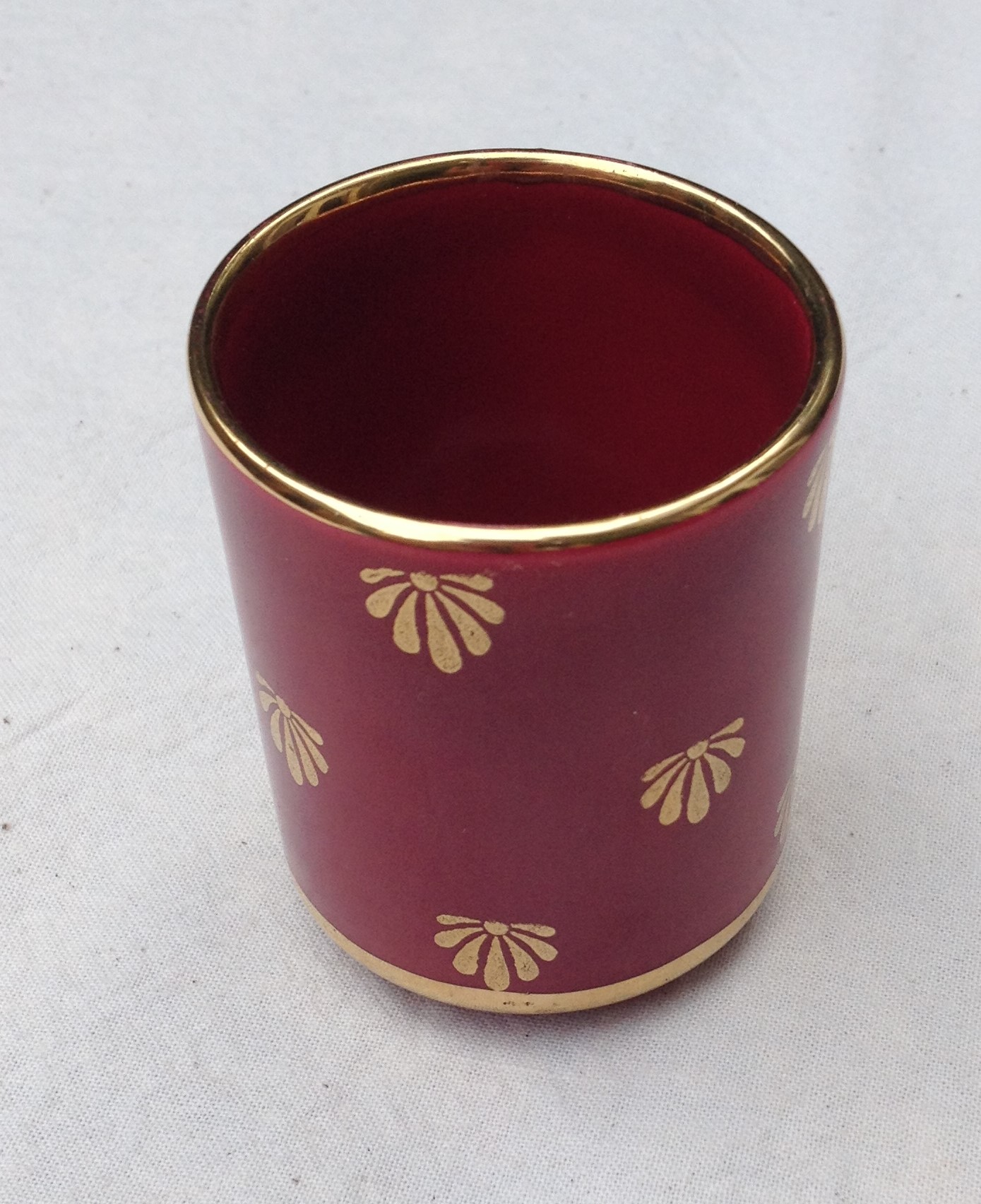 Upsala-Ekeby - Sigarettenbeker decor Rubin ontwerp Arthur Percy kopen? Bied vanaf 8!