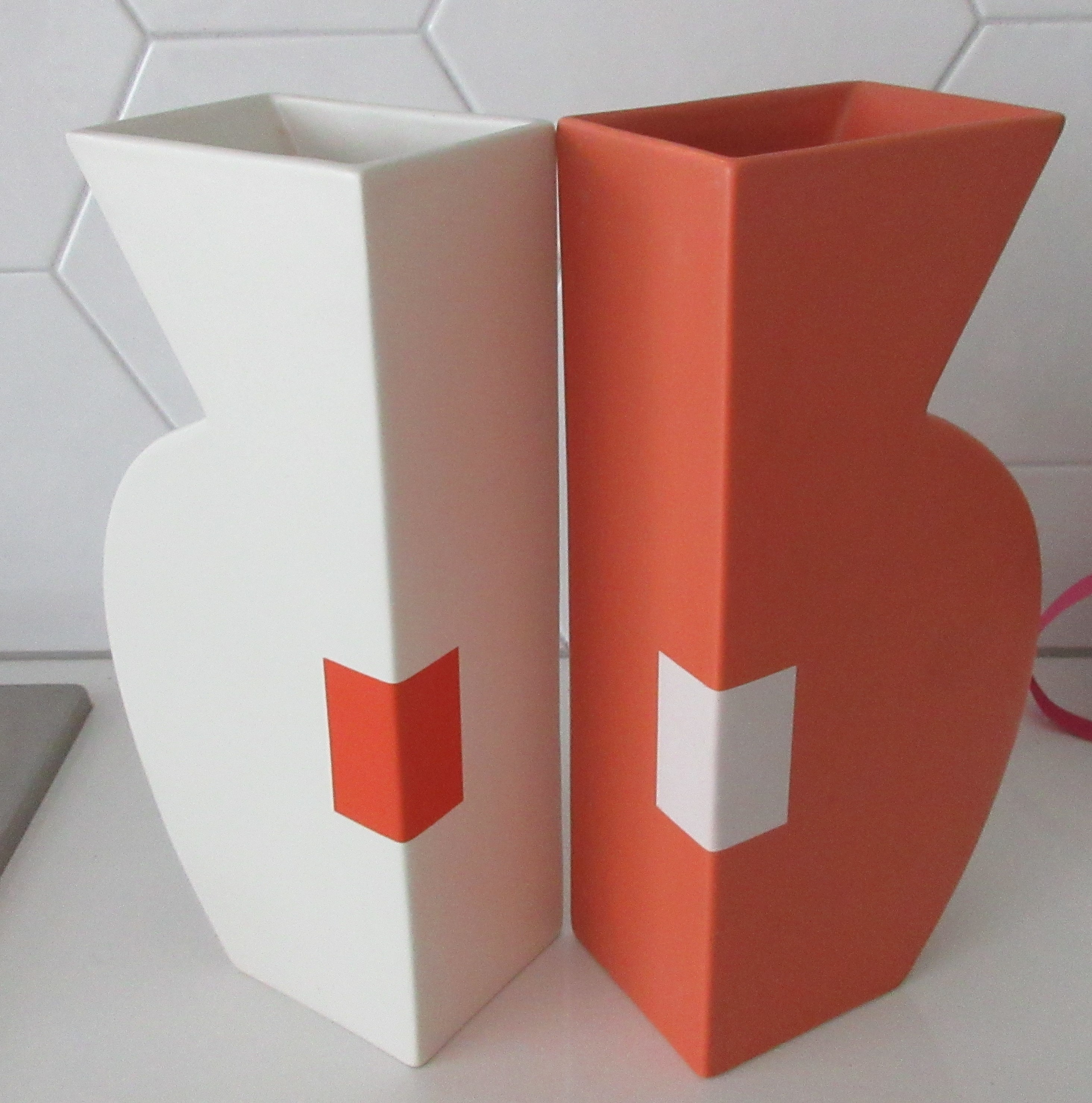 Niet of onleesbaar gesigneerd - Twee eighties platelen design vazen kopen? Bied vanaf 1!