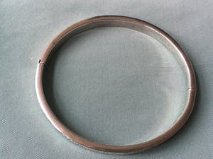 1e gehalte Zilver - slavenarmbanden en twee onedele armbanden met been en groene steen kopen? Bied vanaf 25!