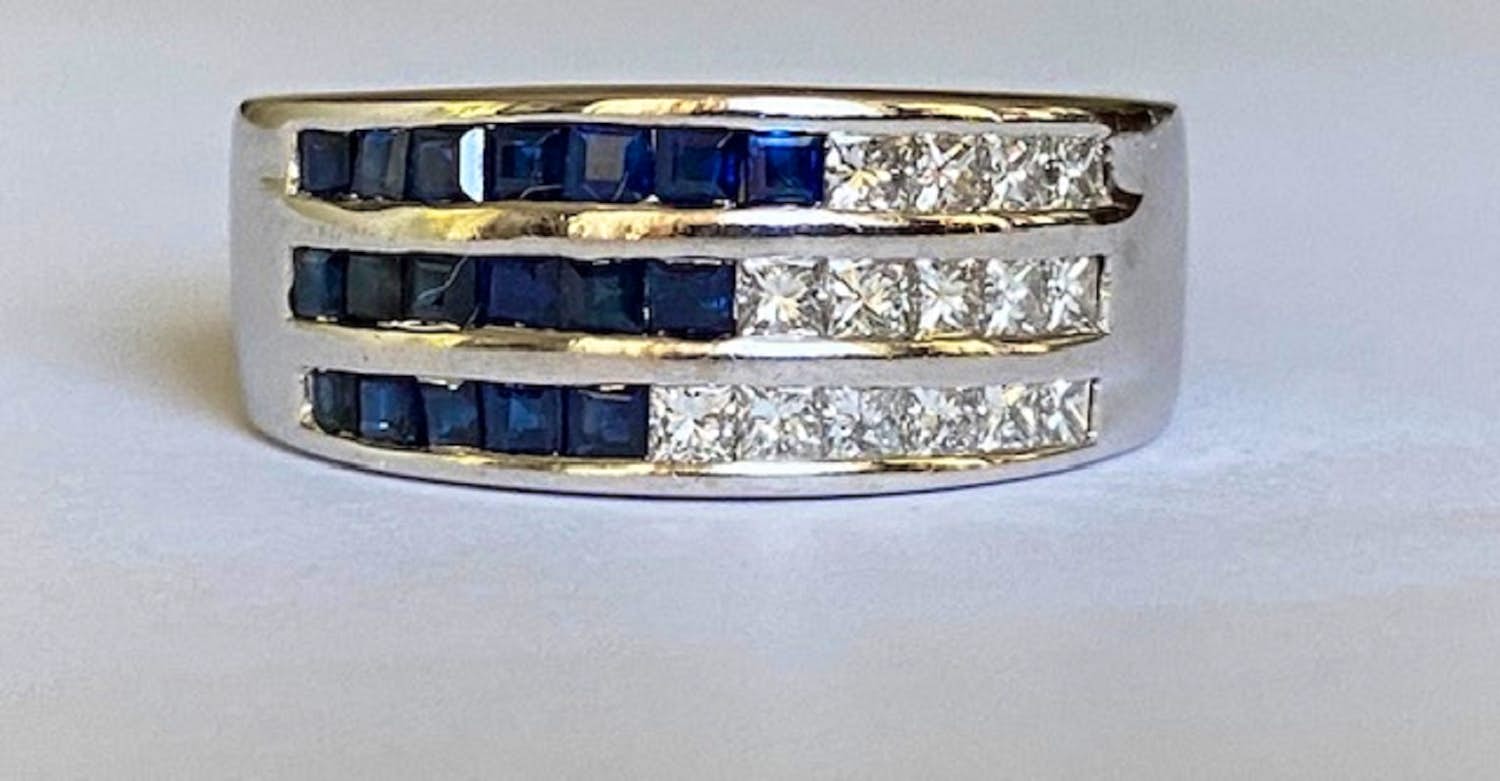 Acheter18 karaat witgouden band ring met 0,30 karaat diamanten en saffieren? Enchérissez de 700!