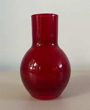 Niet of onleesbaar gesigneerd - Vintage robijn rood schoorsteen glazen vaasje kopen? Bied vanaf 1!