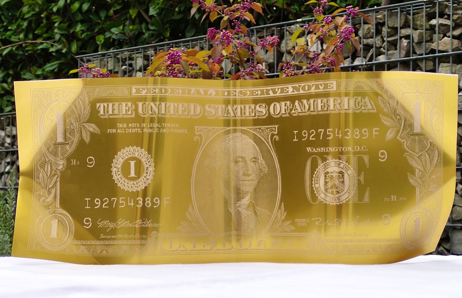 Karl Lagasse - ONE DOLLAR GOLD KARL LAGASSE – Skulptur kopen? Bied vanaf 500!