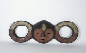 Boa - Bijzonder oorlogsmasker beschilderd met rood en wit pigment kopen? Bied vanaf 1!