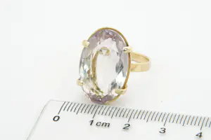 27 - Klassieke 18 Krt geel gouden ring met grote ovalen zeer licht roze Amethist kopen? Bied vanaf 210!