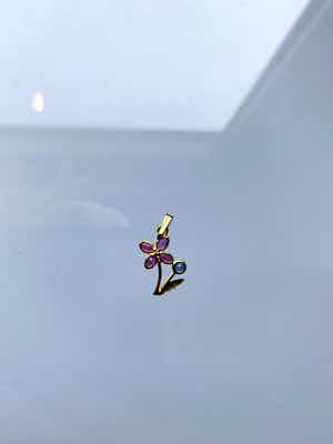 18kt gouden hanger+robijn+saffier, 0,96 gr verkocht voor € 80!