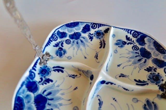 Kunstaardewerkfabriek Regina - Schaal Delfts blauw - Met verzilverd fraai ingesneden hengsel kopen? Bied vanaf 1!